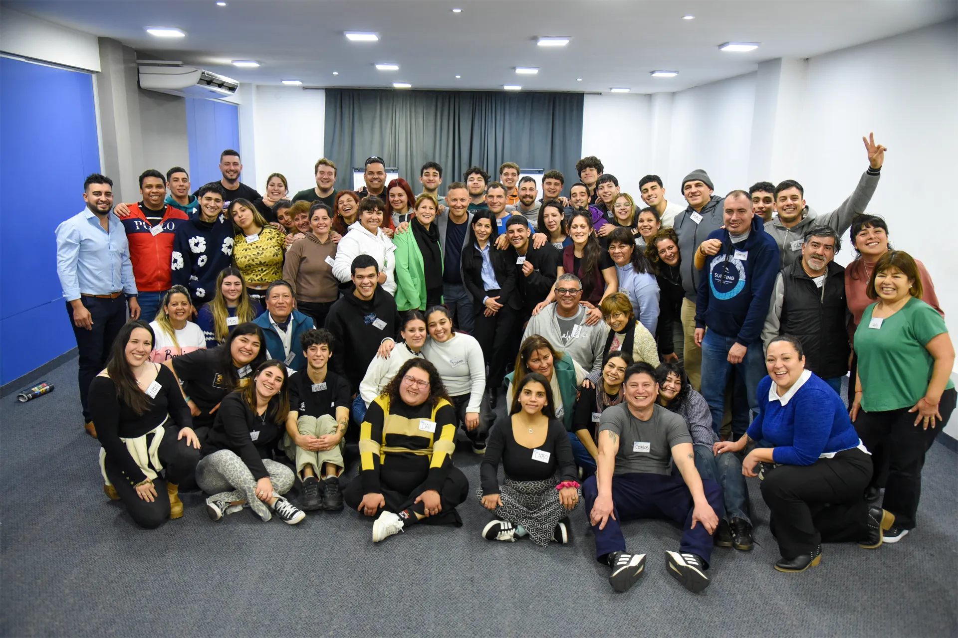 Grupo completo de participantes al cierre del evento